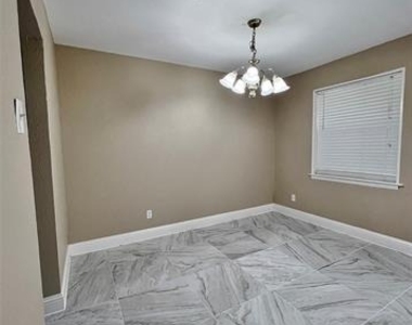 1914 W Northgate Drive - Photo Thumbnail 4