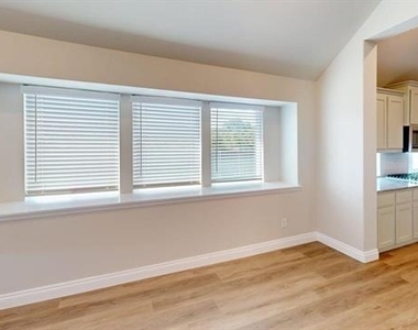 204 Rosewood Drive - Photo Thumbnail 5