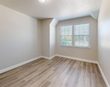 204 Rosewood Drive - Photo Thumbnail 11
