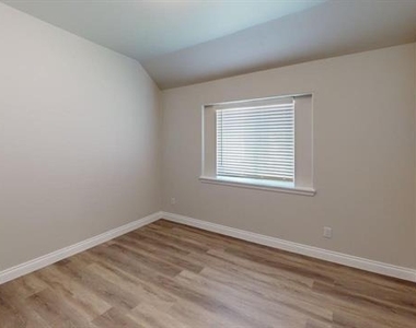 204 Rosewood Drive - Photo Thumbnail 14