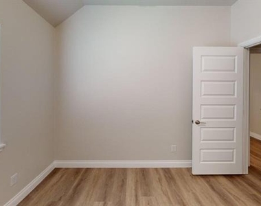 204 Rosewood Drive - Photo Thumbnail 16