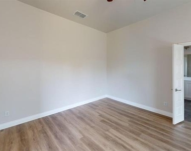 204 Rosewood Drive - Photo Thumbnail 17