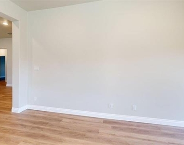 204 Rosewood Drive - Photo Thumbnail 6