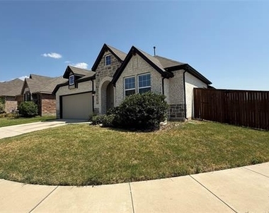 204 Rosewood Drive - Photo Thumbnail 2