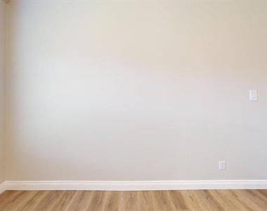 204 Rosewood Drive - Photo Thumbnail 13