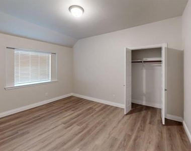 204 Rosewood Drive - Photo Thumbnail 8