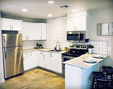 3011 N 38th Street - Photo Thumbnail 2