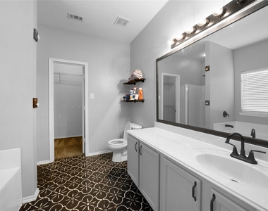 317 Sheridan Road - Photo Thumbnail 7
