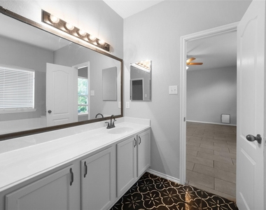 317 Sheridan Road - Photo Thumbnail 14