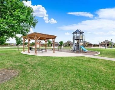 720 Willow View Way - Photo Thumbnail 3