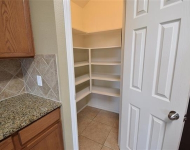 1006 Abigail Drive - Photo Thumbnail 5