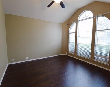 1006 Abigail Drive - Photo Thumbnail 13