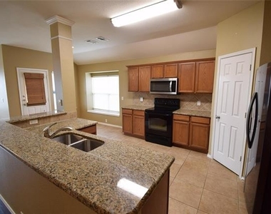 1006 Abigail Drive - Photo Thumbnail 3