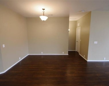 1006 Abigail Drive - Photo Thumbnail 8