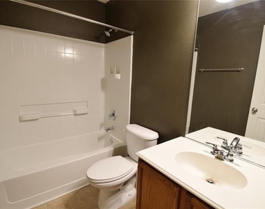 1006 Abigail Drive - Photo Thumbnail 16