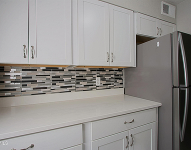 5241 N 17th Avenue - Photo Thumbnail 4