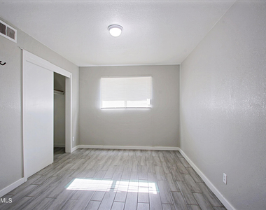 5241 N 17th Avenue - Photo Thumbnail 9
