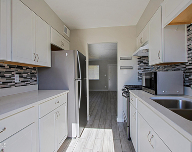 5241 N 17th Avenue - Photo Thumbnail 6