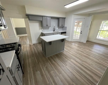 309 Poplar Street - Photo Thumbnail 4