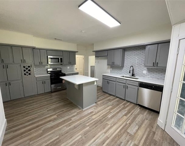309 Poplar Street - Photo Thumbnail 3
