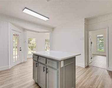 309 Poplar Street - Photo Thumbnail 9