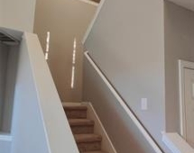 917 Avondale Lane - Photo Thumbnail 9