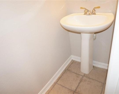 917 Avondale Lane - Photo Thumbnail 3