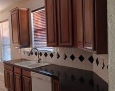 917 Avondale Lane - Photo Thumbnail 19