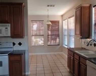 917 Avondale Lane - Photo Thumbnail 18