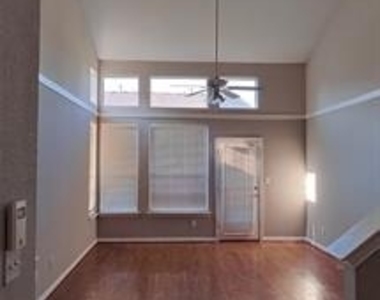 917 Avondale Lane - Photo Thumbnail 7