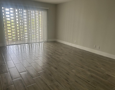 1500 Crescent Circle - Photo Thumbnail 4