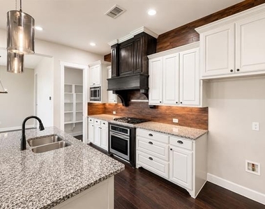 1053 Emil Place - Photo Thumbnail 8