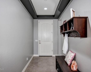 2942 W Amber Sun Drive - Photo Thumbnail 2