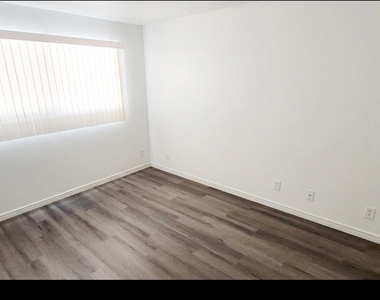 3133 E Glenrosa Avenue - Photo Thumbnail 5