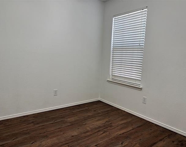 1657 S Knight Trail - Photo Thumbnail 10