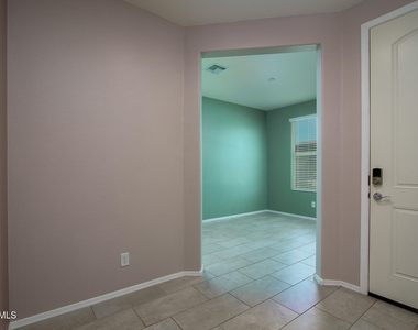 41960 W Morning Glory Way - Photo Thumbnail 2