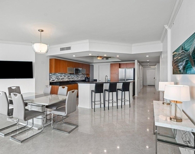 2650 Lake Shore Drive - Photo Thumbnail 5