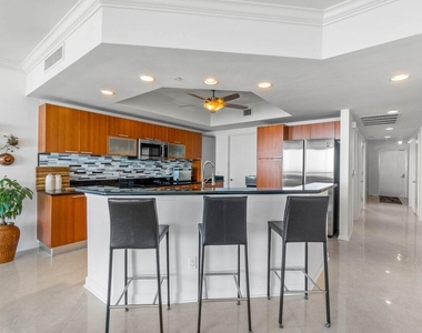 2650 Lake Shore Drive - Photo Thumbnail 7