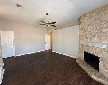 10206 Shayna Drive - Photo Thumbnail 4