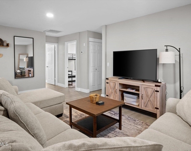 1211 W Palomino Drive - Photo Thumbnail 8