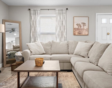 1211 W Palomino Drive - Photo Thumbnail 4