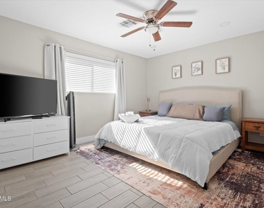 1211 W Palomino Drive - Photo Thumbnail 6