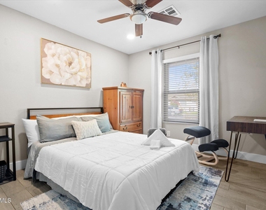 1211 W Palomino Drive - Photo Thumbnail 2