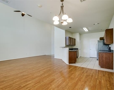 1041 Colonial Drive - Photo Thumbnail 10