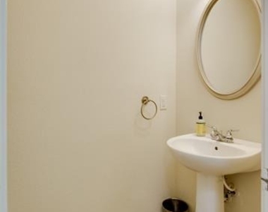 1041 Colonial Drive - Photo Thumbnail 14