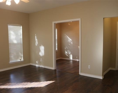 327 Regency Drive - Photo Thumbnail 7