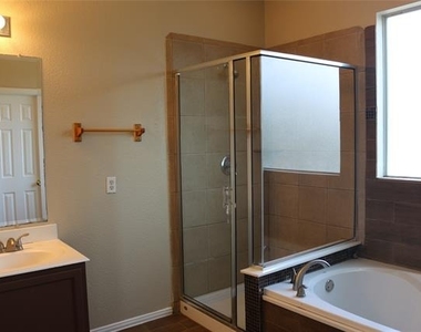 327 Regency Drive - Photo Thumbnail 20