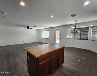 42065 W Hillman Drive - Photo Thumbnail 2