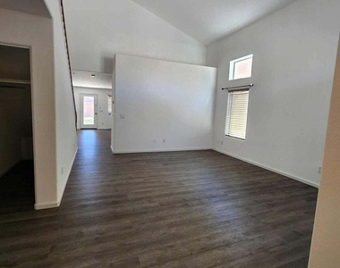 42065 W Hillman Drive - Photo Thumbnail 5