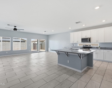 1692 W Aztec Drive - Photo Thumbnail 3